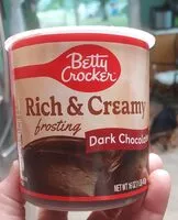 Mängden socker i Betty Crocker Rich and Creamy Dark Chocolate Frosting