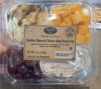 Mängden socker i Cheddar Cheese and Chicken Salad Snack Tray