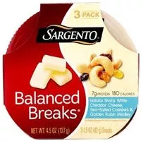 Mängden socker i Natural sharp white cheddar cheese, sea-salted cashews & golden raisin medley