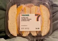 Mängden socker i Turkey and Cheddar Cheese on Kaiser Roll