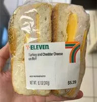 Mängden socker i Turkey and cheddar cheese on roll