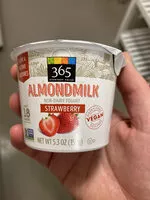 Mängden socker i Strawberry almondmilk non-dairy yogurt, strawberry