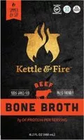 Mängden socker i Beef bone broth soup by kettle and fire