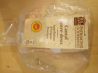 Mängden socker i Cantal AOP entre deux au lait pasteurise