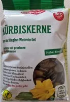 Mängden socker i Bio-Kürbiskerne geröstet und gesalzen