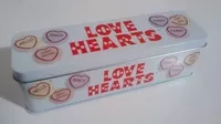 Mängden socker i Retro Storage Tin containing 10 Love Heart Mini Rolls Fruit Flavour Fizzy Sweets