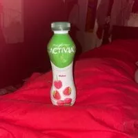 Mängden socker i jogurtov napitek z okusom maline s kulturo ActiRegularis in 0,9% mlečne maščobe