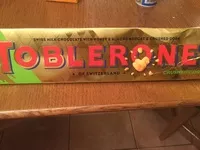 Mängden socker i Swiss milk chocolate with honey & almond nougat & crushed corn
