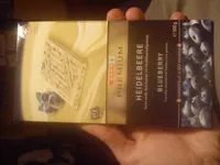 Mängden socker i Fine white chocolate with blueberry juice granules